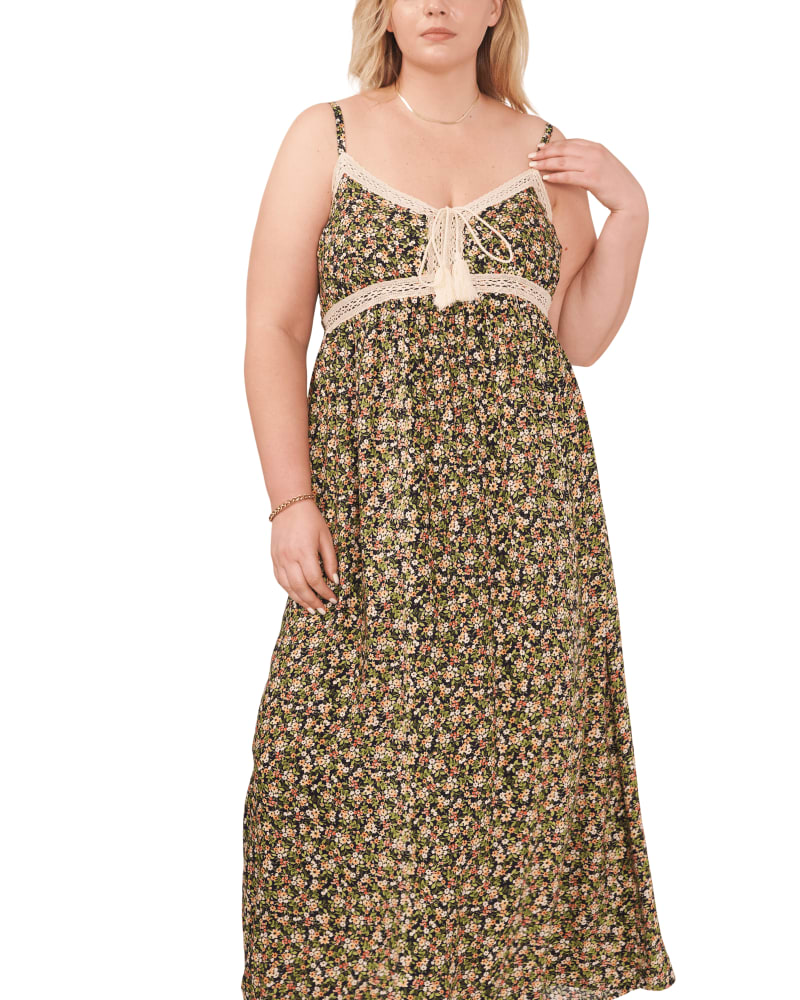 Front of a model wearing a size 0X Mia Crochet Trim Maxi Dress in FLORALHILL-905 by 1.State. | dia_product_style_image_id:262245